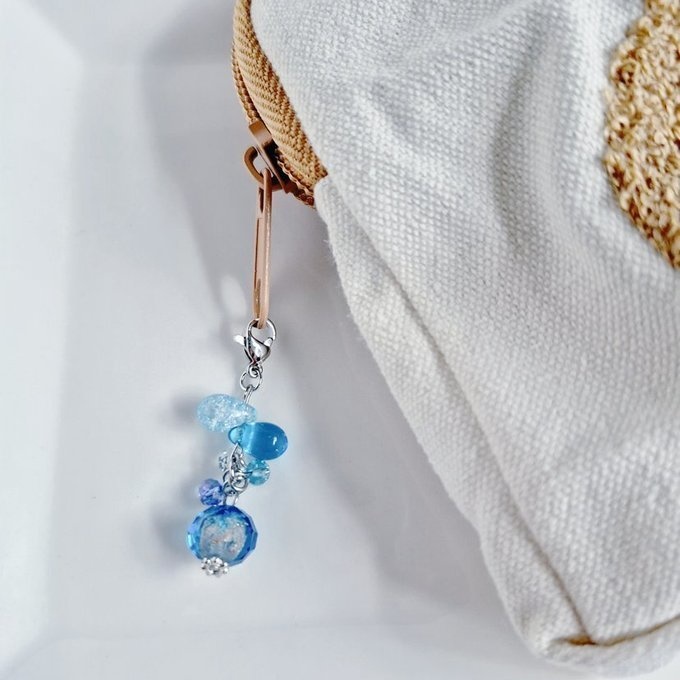 とんぼ玉ビーズが揺れる☆しずくとガラスビーズのプチジャラジャラチャーム(アクアブルー)