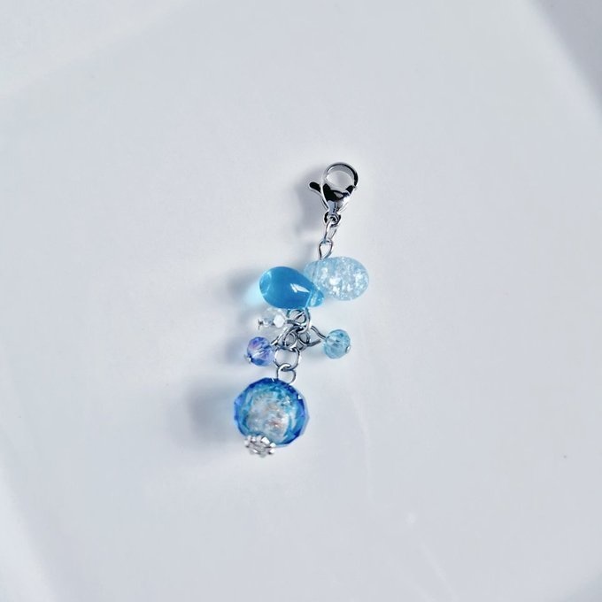 とんぼ玉ビーズが揺れる☆しずくとガラスビーズのプチジャラジャラチャーム(アクアブルー)