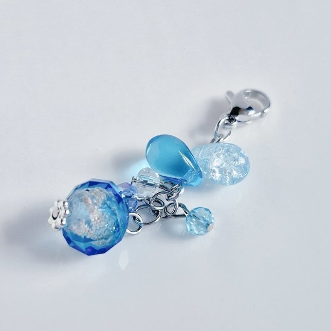 とんぼ玉ビーズが揺れる☆しずくとガラスビーズのプチジャラジャラチャーム(アクアブルー)
