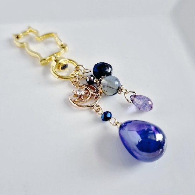 幻想的なパールチャームと宇宙モチーフが素敵な大ぶりサイズのお洒落キーホルダー(濃いブルー)