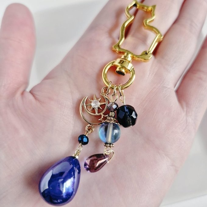 幻想的なパールチャームと宇宙モチーフが素敵な大ぶりサイズのお洒落キーホルダー(濃いブルー)