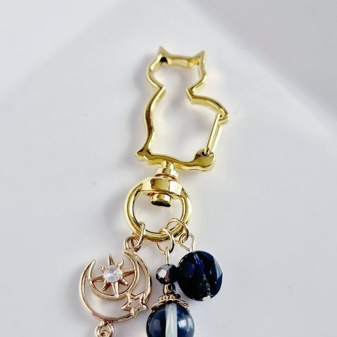 幻想的なパールチャームと宇宙モチーフが素敵な大ぶりサイズのお洒落キーホルダー(濃いブルー)