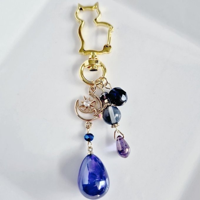幻想的なパールチャームと宇宙モチーフが素敵な大ぶりサイズのお洒落キーホルダー(濃いブルー)