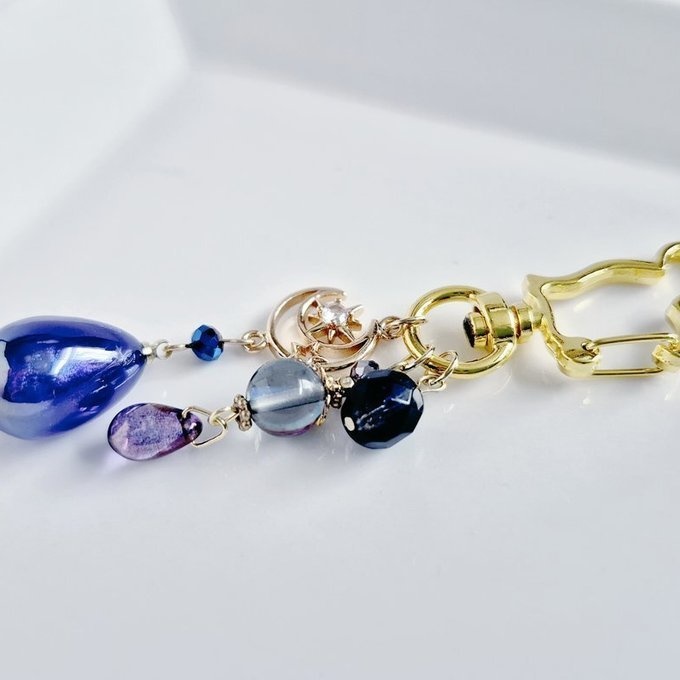 幻想的なパールチャームと宇宙モチーフが素敵な大ぶりサイズのお洒落キーホルダー(濃いブルー)