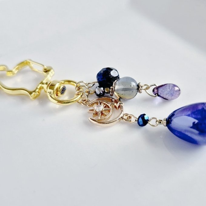 幻想的なパールチャームと宇宙モチーフが素敵な大ぶりサイズのお洒落キーホルダー(濃いブルー)