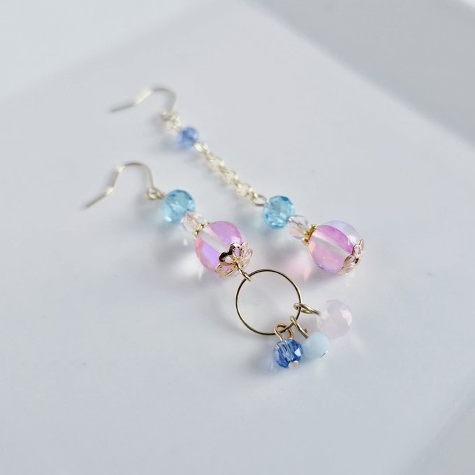ラウンドフープ付き☆ルナフラッシュとガラスビーズの可愛いピンクブルーのアシンメトリーピアス/イヤリング