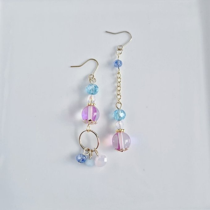 ラウンドフープ付き☆ルナフラッシュとガラスビーズの可愛いピンクブルーのアシンメトリーピアス/イヤリング