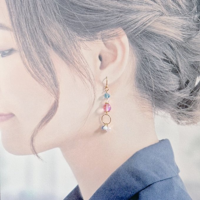 ラウンドフープ付き☆ルナフラッシュとガラスビーズの可愛いピンクブルーのアシンメトリーピアス/イヤリング