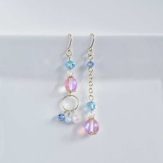 ラウンドフープ付き☆ルナフラッシュとガラスビーズの可愛いピンクブルーのアシンメトリーピアス/イヤリング