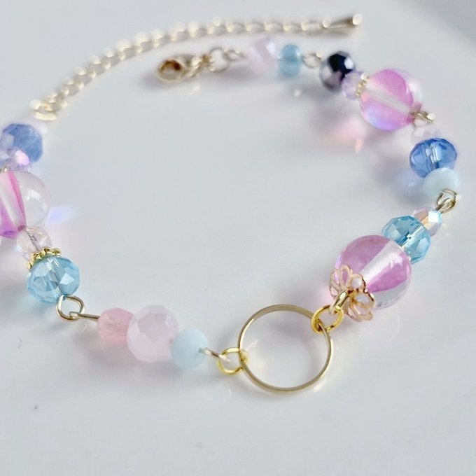 ラウンドフープ付き☆ルナフラッシュとガラスビーズの可愛いピンクブルー色のブレスレット