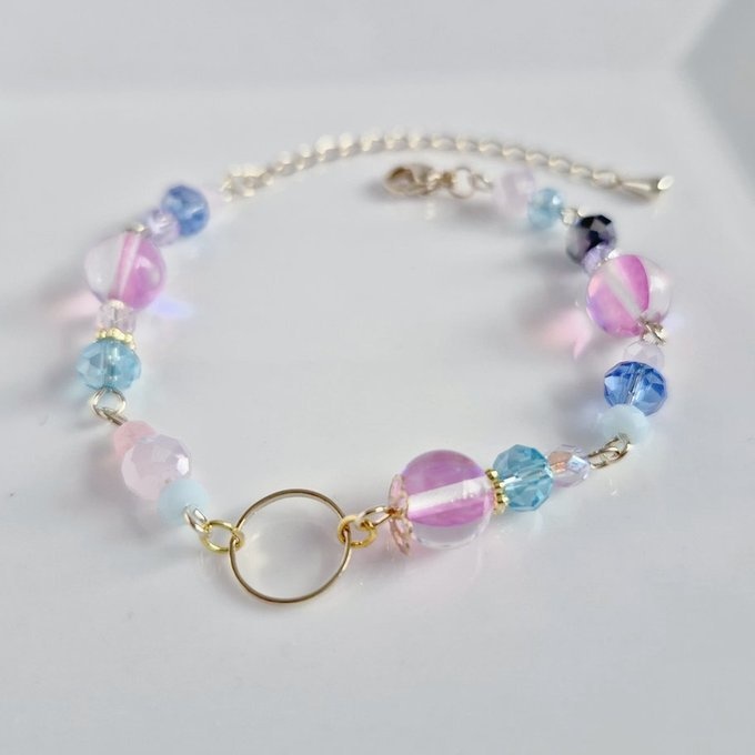 ラウンドフープ付き☆ルナフラッシュとガラスビーズの可愛いピンクブルー色のブレスレット