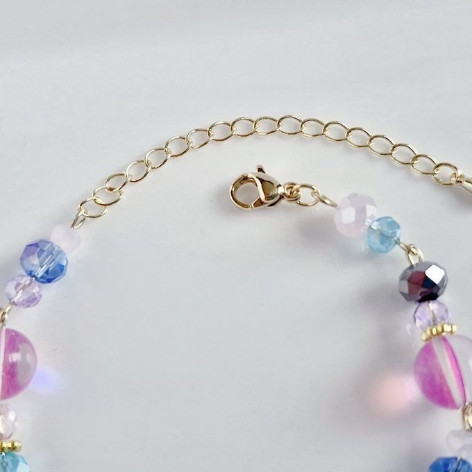 ラウンドフープ付き☆ルナフラッシュとガラスビーズの可愛いピンクブルー色のブレスレット