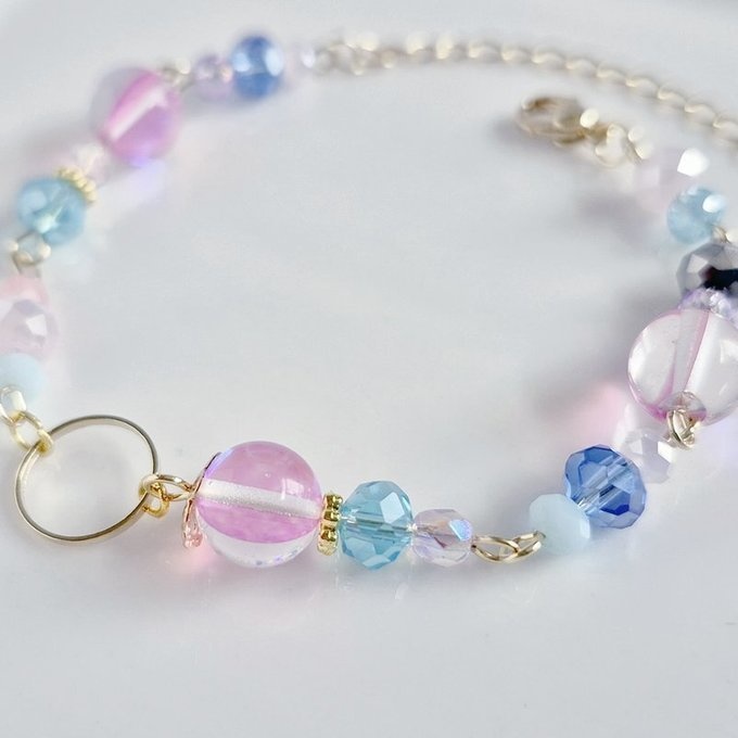 ラウンドフープ付き☆ルナフラッシュとガラスビーズの可愛いピンクブルー色のブレスレット