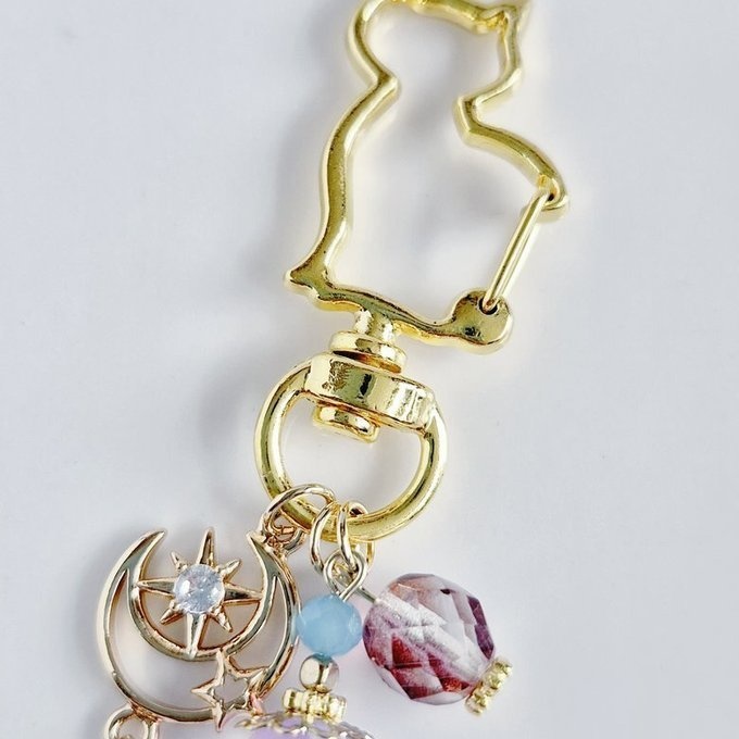 幻想的なパールチャームと宇宙モチーフが素敵な大ぶりサイズのお洒落キーホルダー(淡いパープル)