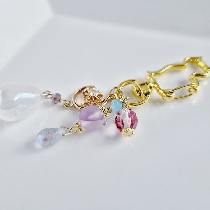 幻想的なパールチャームと宇宙モチーフが素敵な大ぶりサイズのお洒落キーホルダー(淡いパープル)