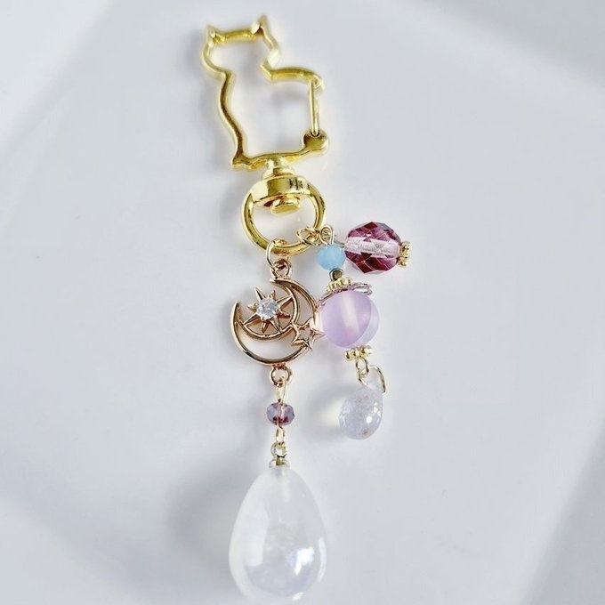 幻想的なパールチャームと宇宙モチーフが素敵な大ぶりサイズのお洒落キーホルダー(淡いパープル)