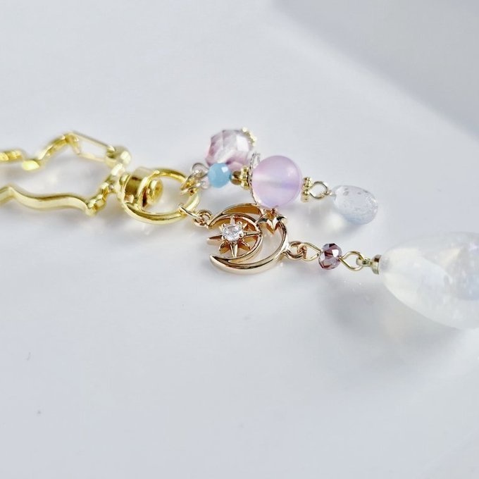 幻想的なパールチャームと宇宙モチーフが素敵な大ぶりサイズのお洒落キーホルダー(淡いパープル)