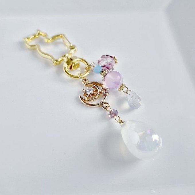 幻想的なパールチャームと宇宙モチーフが素敵な大ぶりサイズのお洒落キーホルダー(淡いパープル)