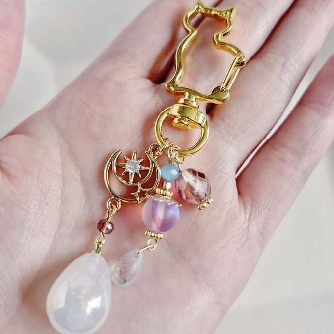 幻想的なパールチャームと宇宙モチーフが素敵な大ぶりサイズのお洒落キーホルダー(淡いパープル)