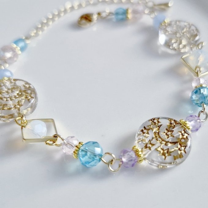 アンティーク風アクリルビーズとサークルフープのブレスレット(ゴールド×アクアブルー)