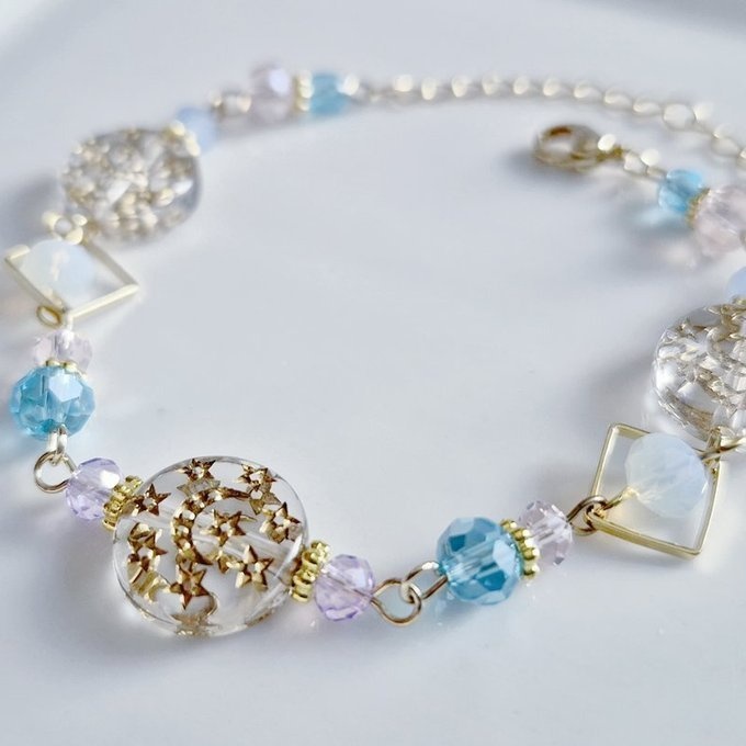 アンティーク風アクリルビーズとサークルフープのブレスレット(ゴールド×アクアブルー)