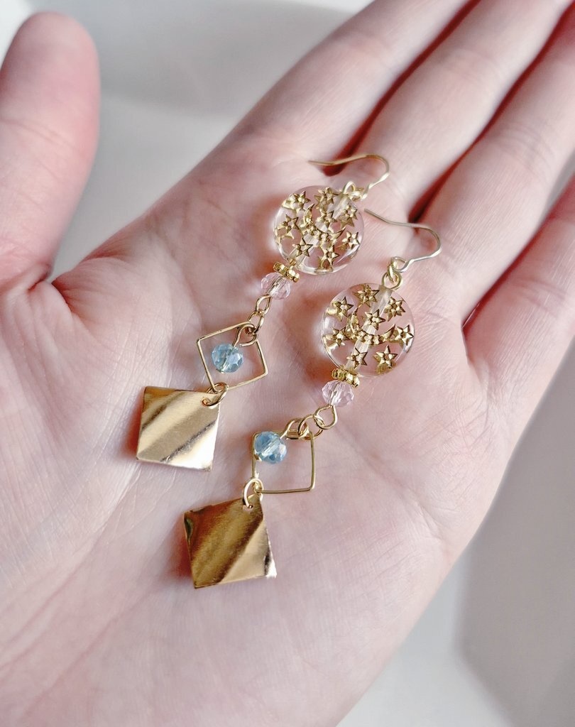 送料無料*メタルプレートとガラスビーズが揺れるスクエアフープがお洒落なピアス/イヤリング(ゴールド)