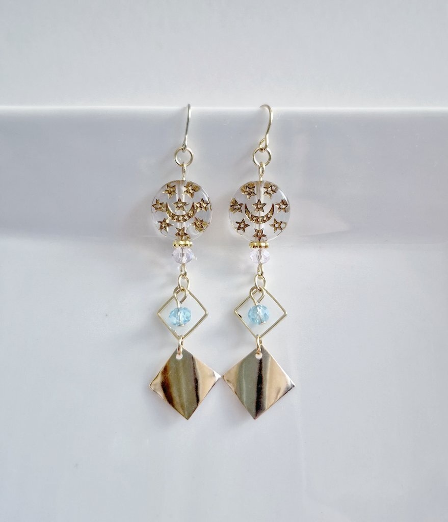 送料無料*メタルプレートとガラスビーズが揺れるスクエアフープがお洒落なピアス/イヤリング(ゴールド)