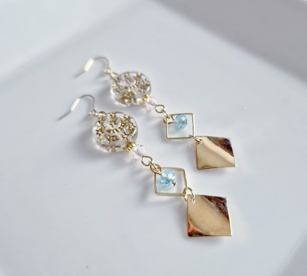 送料無料*メタルプレートとガラスビーズが揺れるスクエアフープがお洒落なピアス/イヤリング(ゴールド)