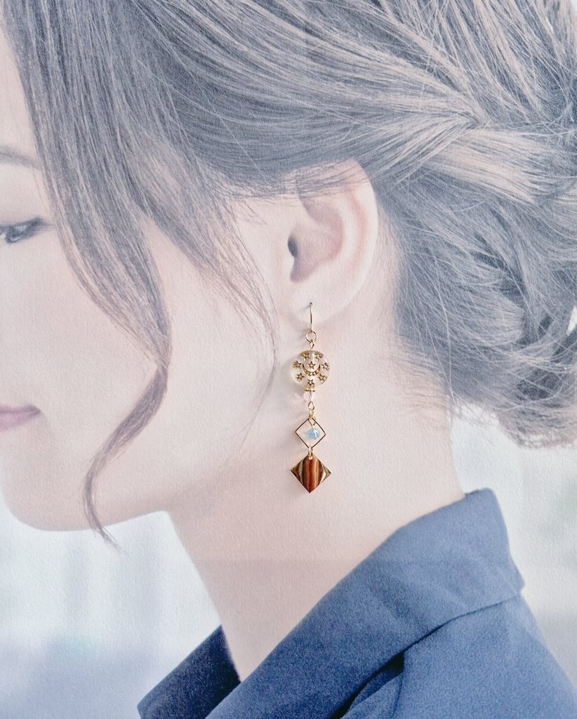 送料無料*メタルプレートとガラスビーズが揺れるスクエアフープがお洒落なピアス/イヤリング(ゴールド)