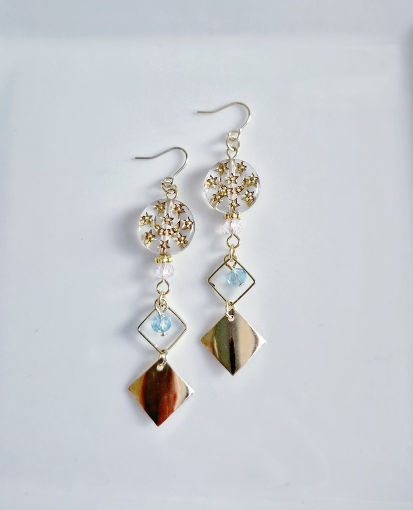 送料無料*メタルプレートとガラスビーズが揺れるスクエアフープがお洒落なピアス/イヤリング(ゴールド)