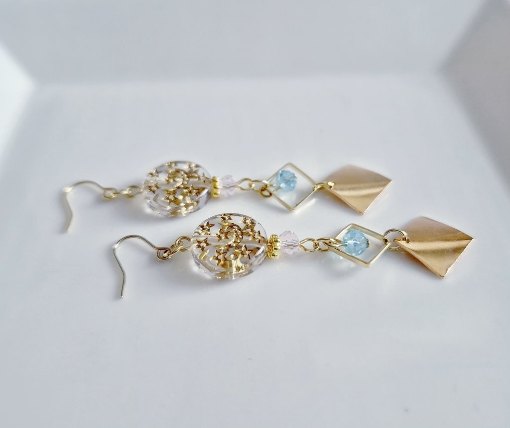 送料無料*メタルプレートとガラスビーズが揺れるスクエアフープがお洒落なピアス/イヤリング(ゴールド)