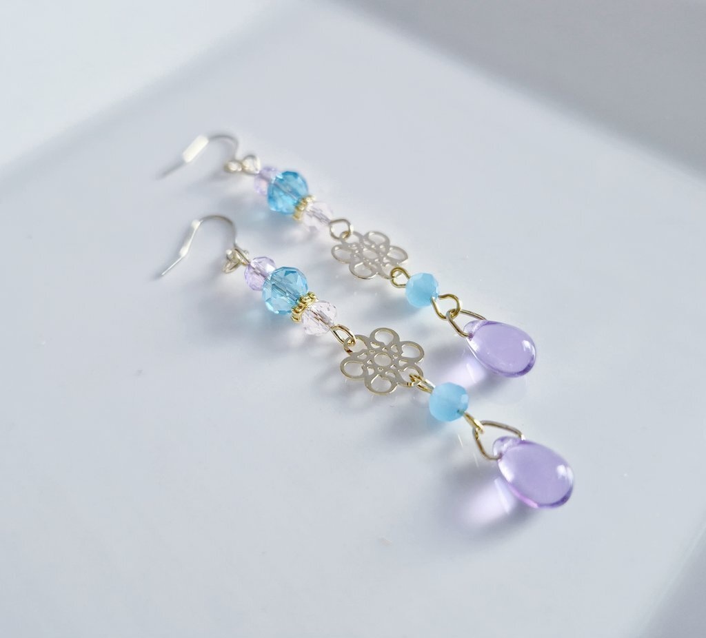 送料無料*透かしとガラスビーズの幻想的なパープルブルーカラーのピアス/イヤリング