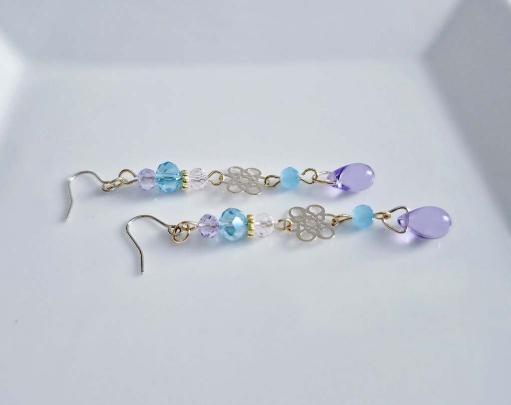 送料無料*透かしとガラスビーズの幻想的なパープルブルーカラーのピアス/イヤリング