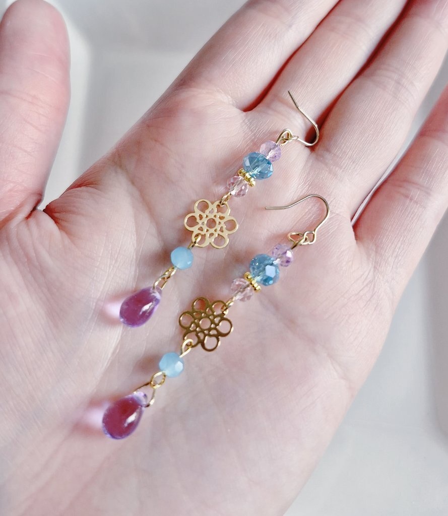 送料無料*透かしとガラスビーズの幻想的なパープルブルーカラーのピアス/イヤリング