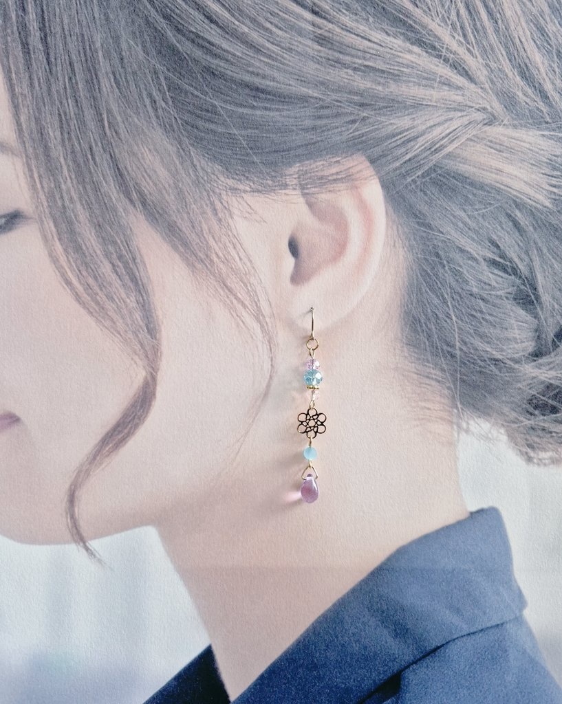 送料無料*透かしとガラスビーズの幻想的なパープルブルーカラーのピアス/イヤリング