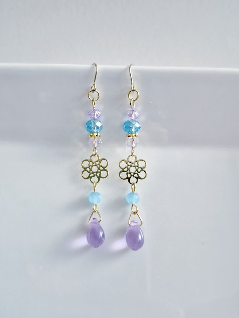 送料無料*透かしとガラスビーズの幻想的なパープルブルーカラーのピアス/イヤリング