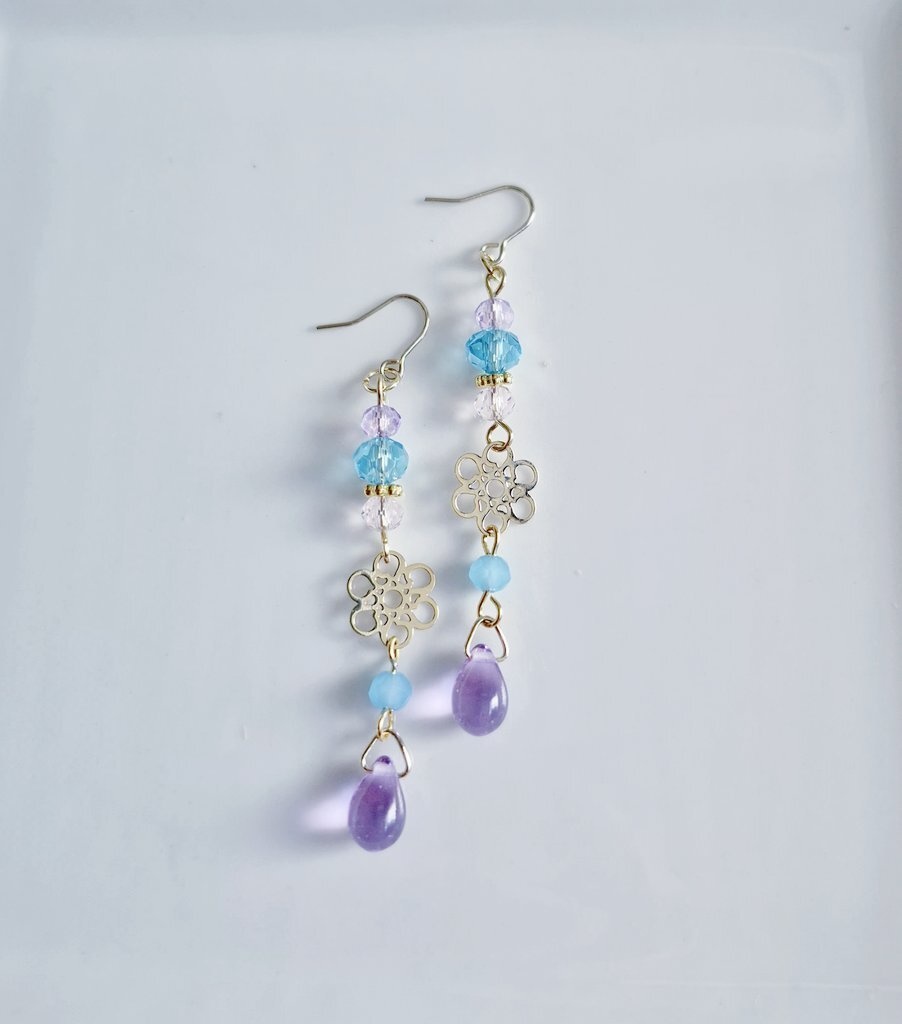 送料無料*透かしとガラスビーズの幻想的なパープルブルーカラーのピアス/イヤリング