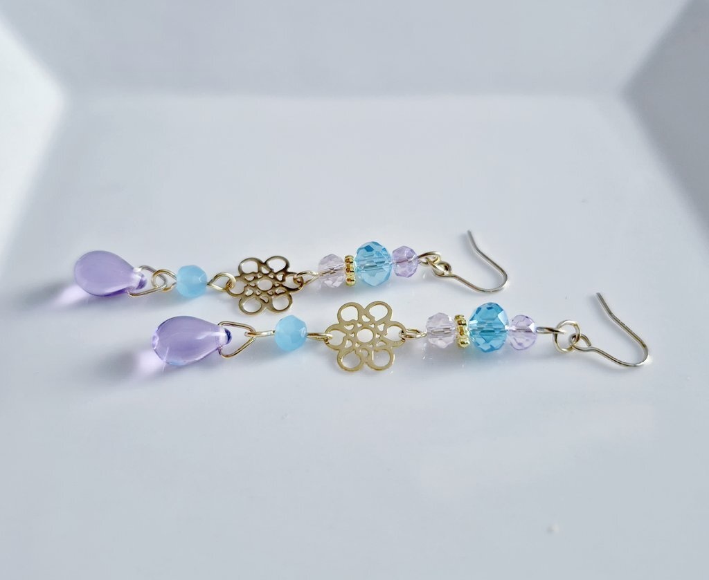 送料無料*透かしとガラスビーズの幻想的なパープルブルーカラーのピアス/イヤリング