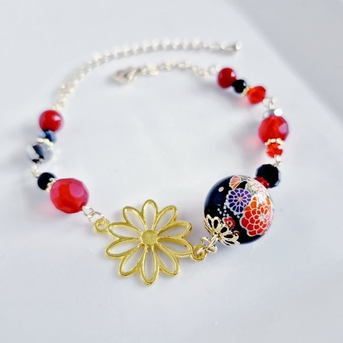 和を感じる☆菊の転写ビーズと大ぶりのお花の透かしチャームのレッドブラックカラーのブレスレット