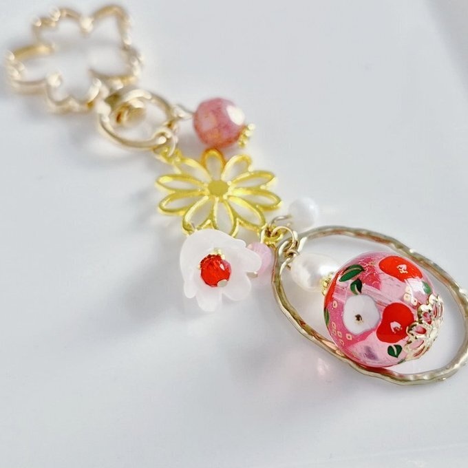 和を感じる☆大ぶりのお花の透かしと転写ビーズとすずらんビーズが揺れるお洒落なキーホルダー(ミルキーピンク)