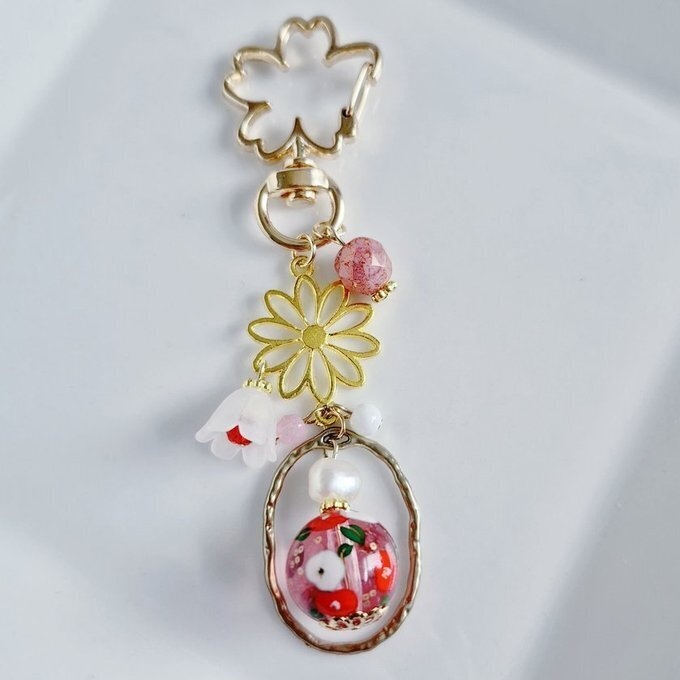 和を感じる☆大ぶりのお花の透かしと転写ビーズとすずらんビーズが揺れるお洒落なキーホルダー(ミルキーピンク)