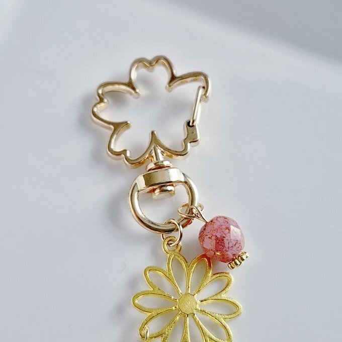 和を感じる☆大ぶりのお花の透かしと転写ビーズとすずらんビーズが揺れるお洒落なキーホルダー(ミルキーピンク)