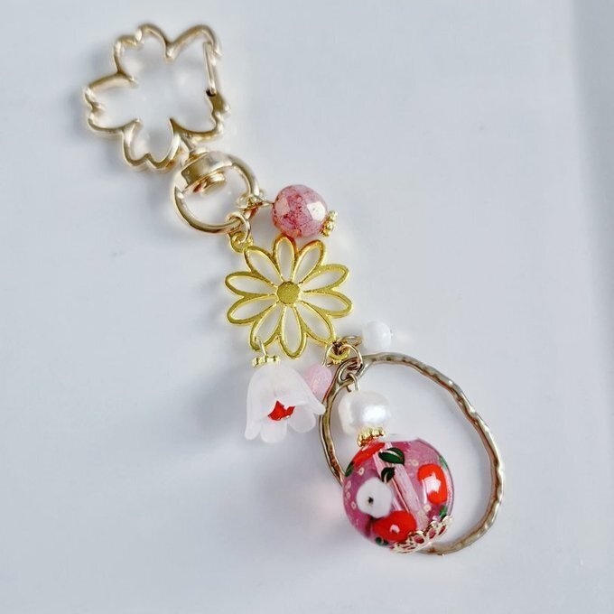 和を感じる☆大ぶりのお花の透かしと転写ビーズとすずらんビーズが揺れるお洒落なキーホルダー(ミルキーピンク)