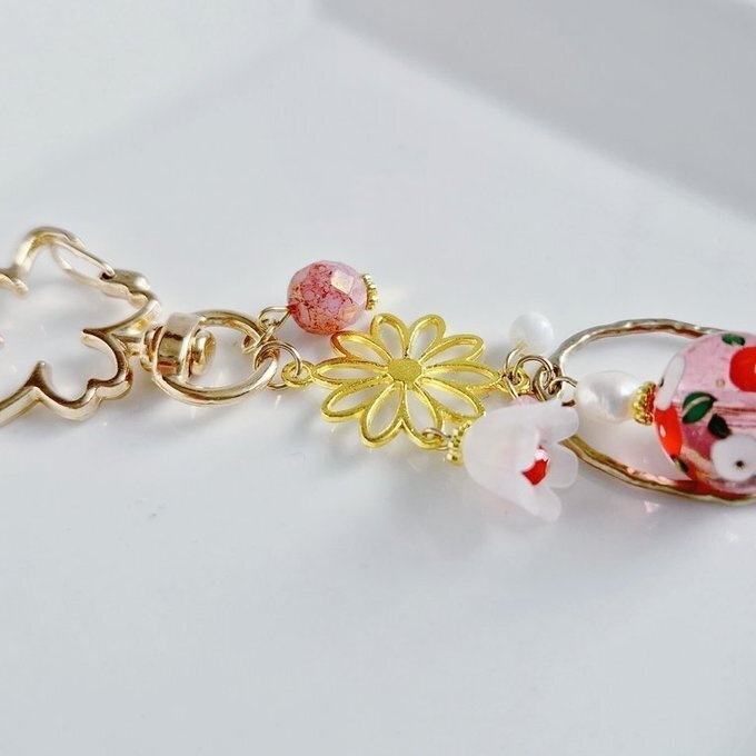和を感じる☆大ぶりのお花の透かしと転写ビーズとすずらんビーズが揺れるお洒落なキーホルダー(ミルキーピンク)