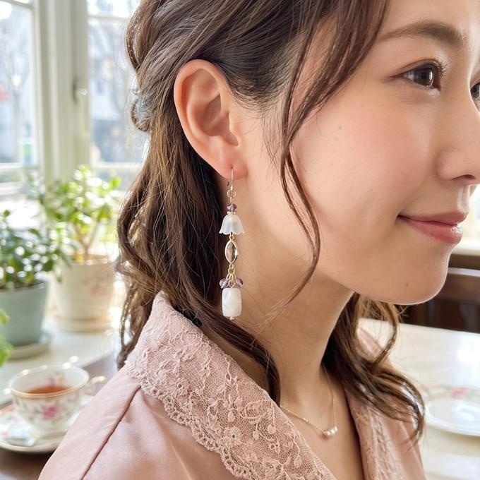 チェコビーズが揺れる☆すずらんビーズとアクリルフレームストーンのホワイトカラーのピアス/イヤリング
