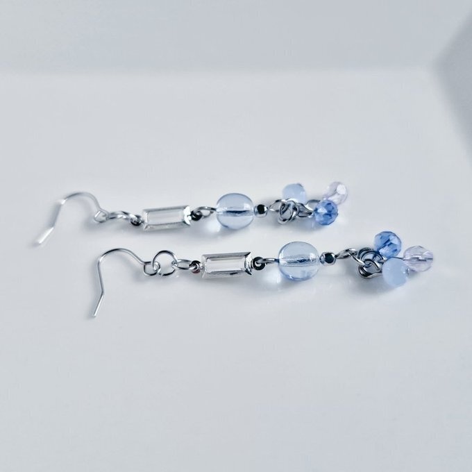 チェコビーズとガラスビーズとシャープなアクリルフレームストーンのお洒落ピアス/イヤリング