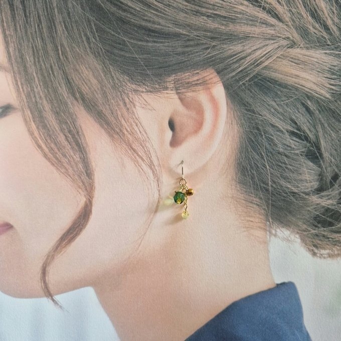 チェコビーズとガラスビーズの癒しカラーのちょいミニピアス/イヤリング