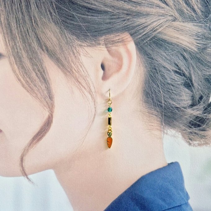 白うさぎとにんじんが可愛いアシンメトリーピアス/イヤリング(爽やかグリーン)