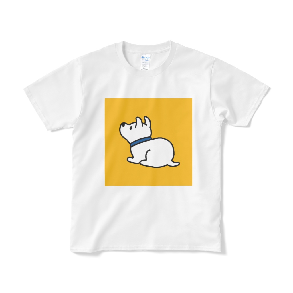 座る白い犬の白いTシャツ
