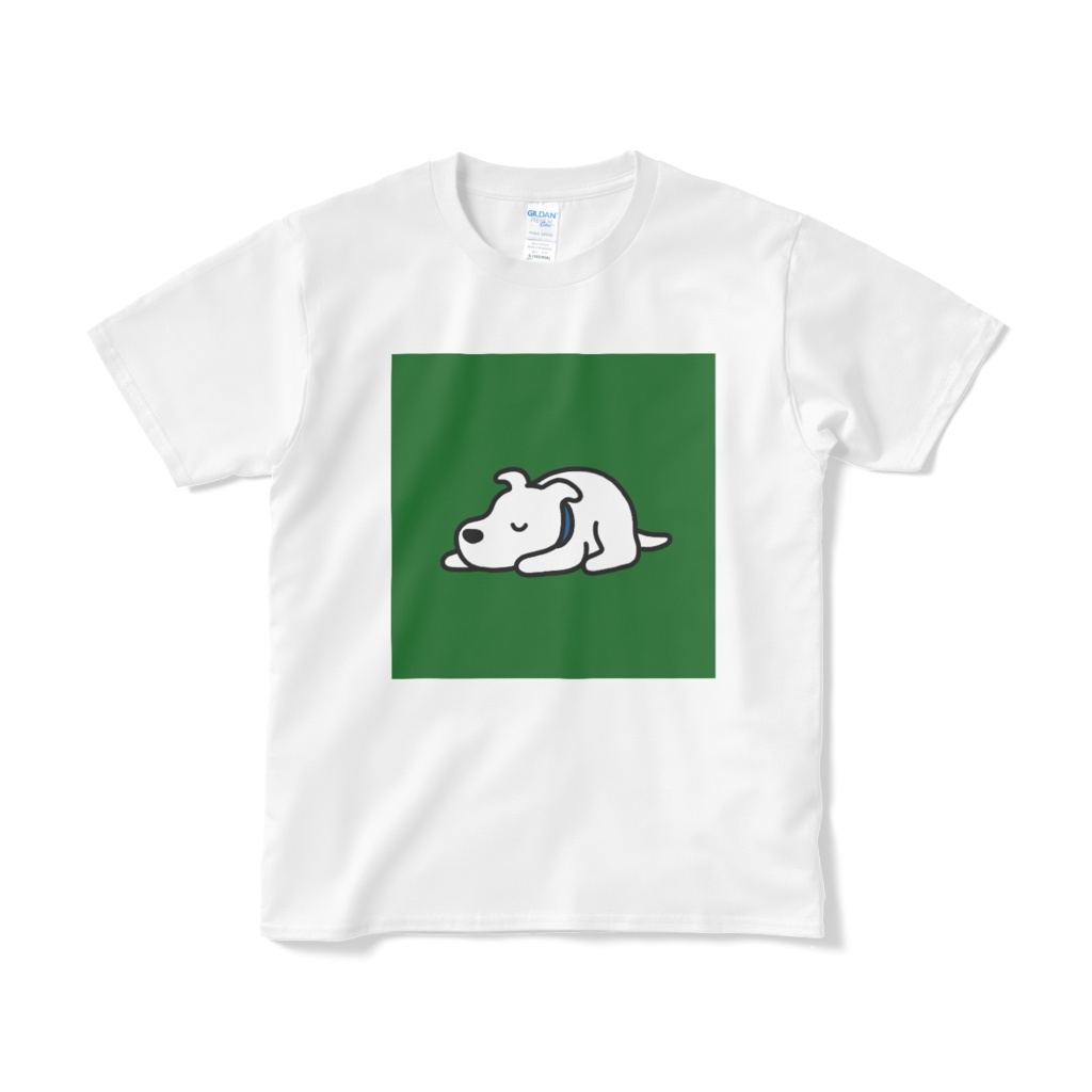 寝る白い犬の白いTシャツ